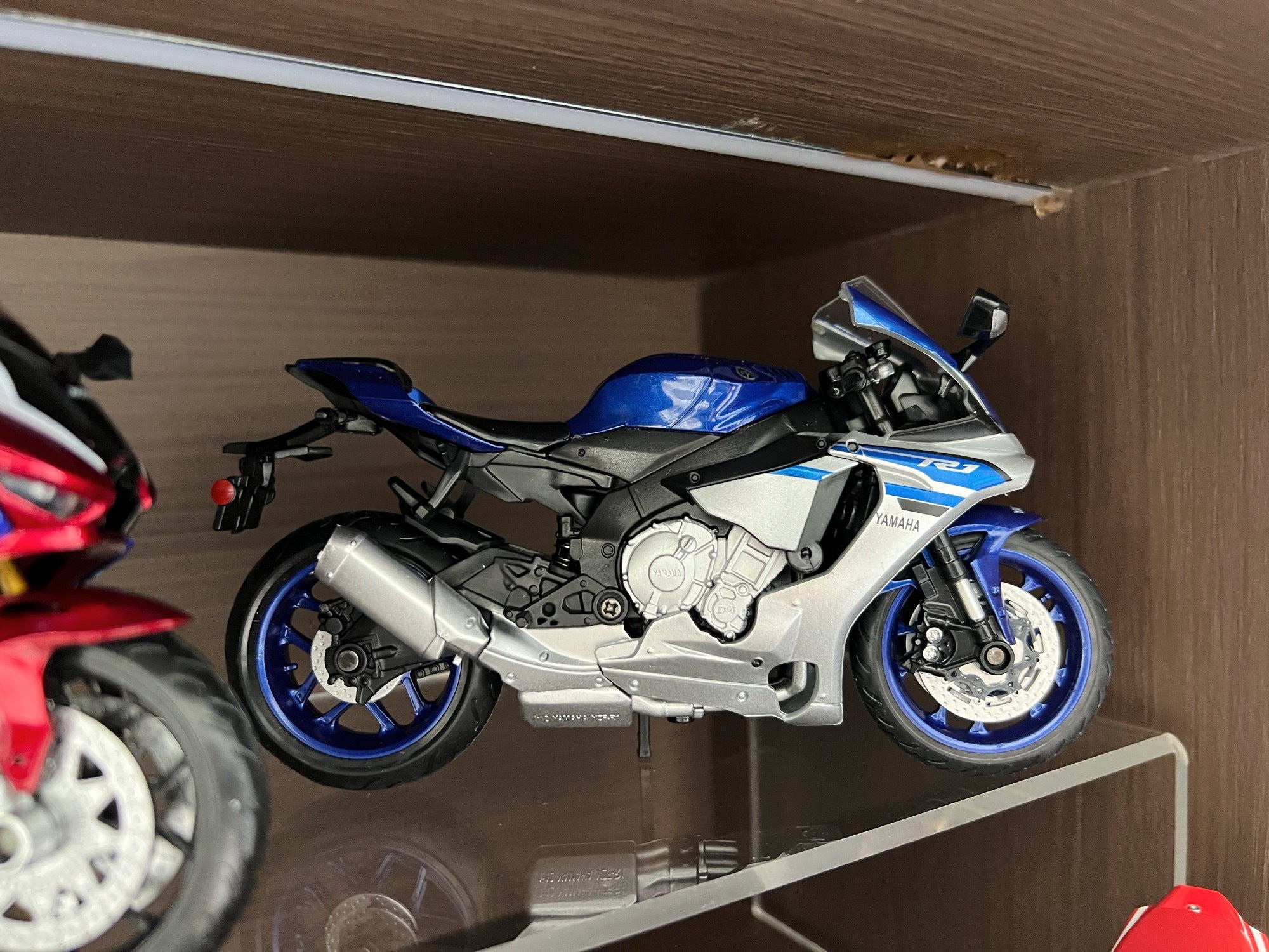 CCA 1:12 Yamaha YZF-R1 Yamaha Official Licensed Diecast Model Bike - Real photo 1
