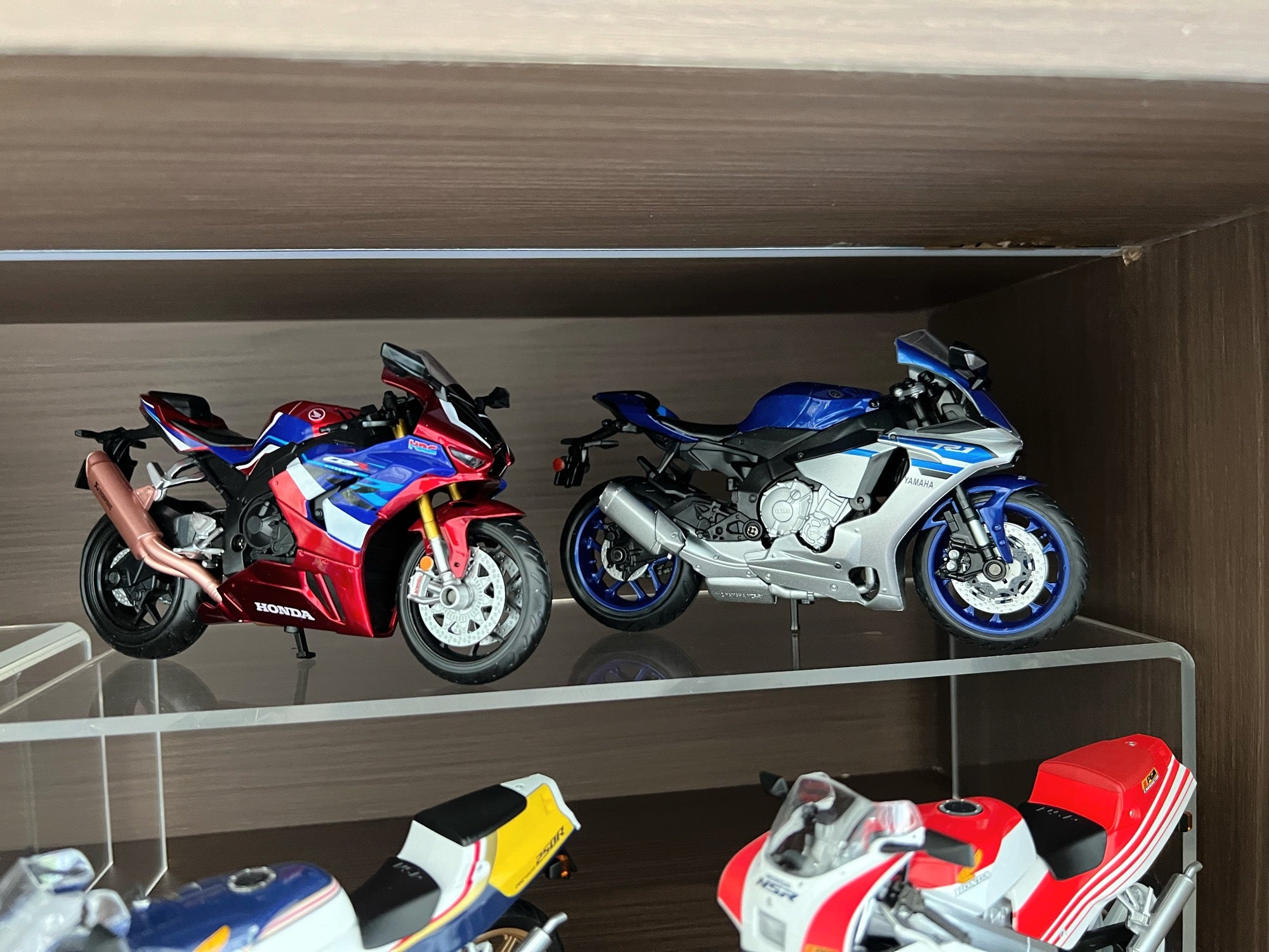 CCA 1:12 Yamaha YZF-R1 Yamaha Official Licensed Diecast Model Bike - Real photo 2