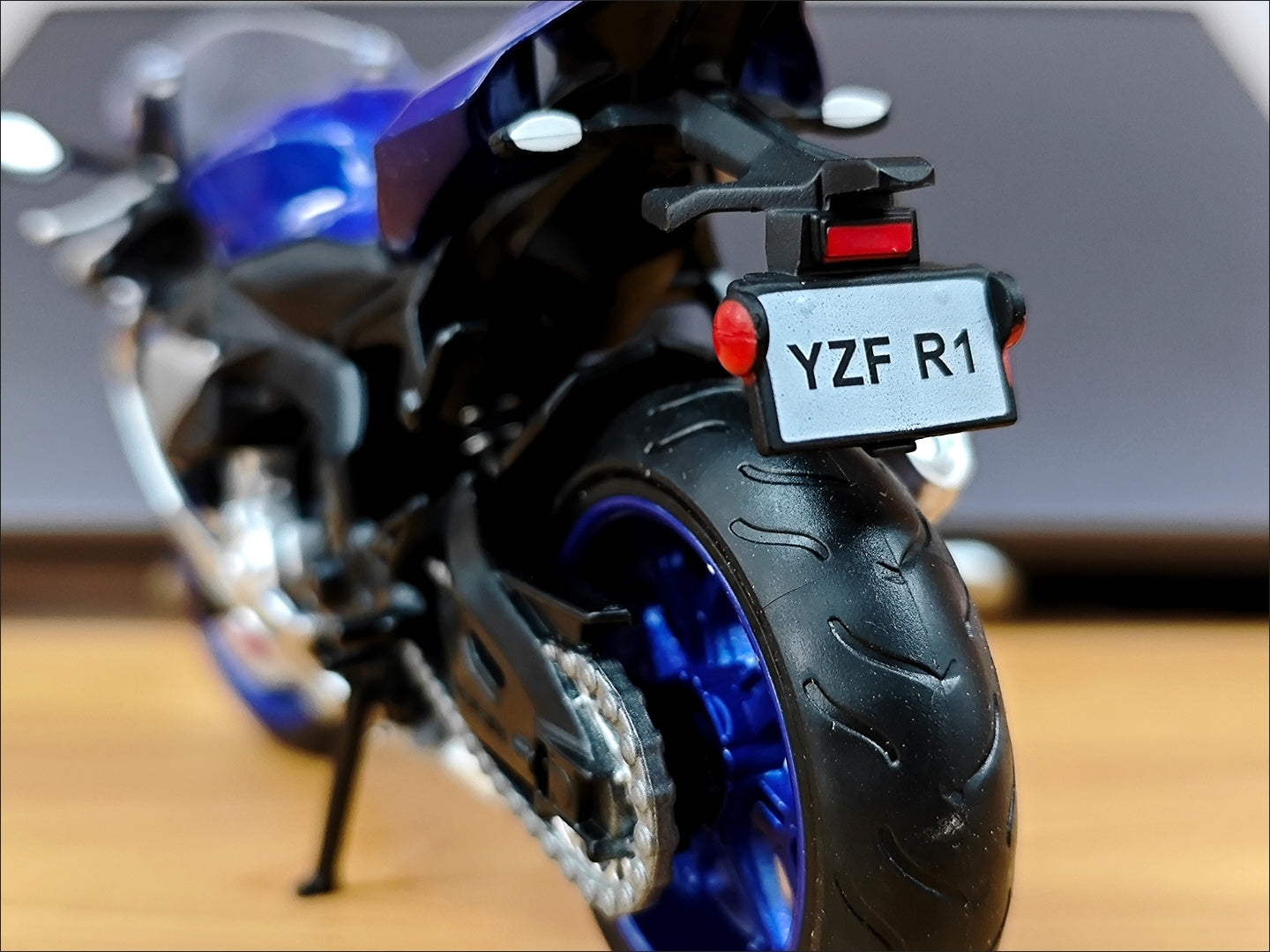 CCA 1:12 Yamaha YZF-R1 Yamaha Official Licensed Diecast Model Bike - Real photo 7