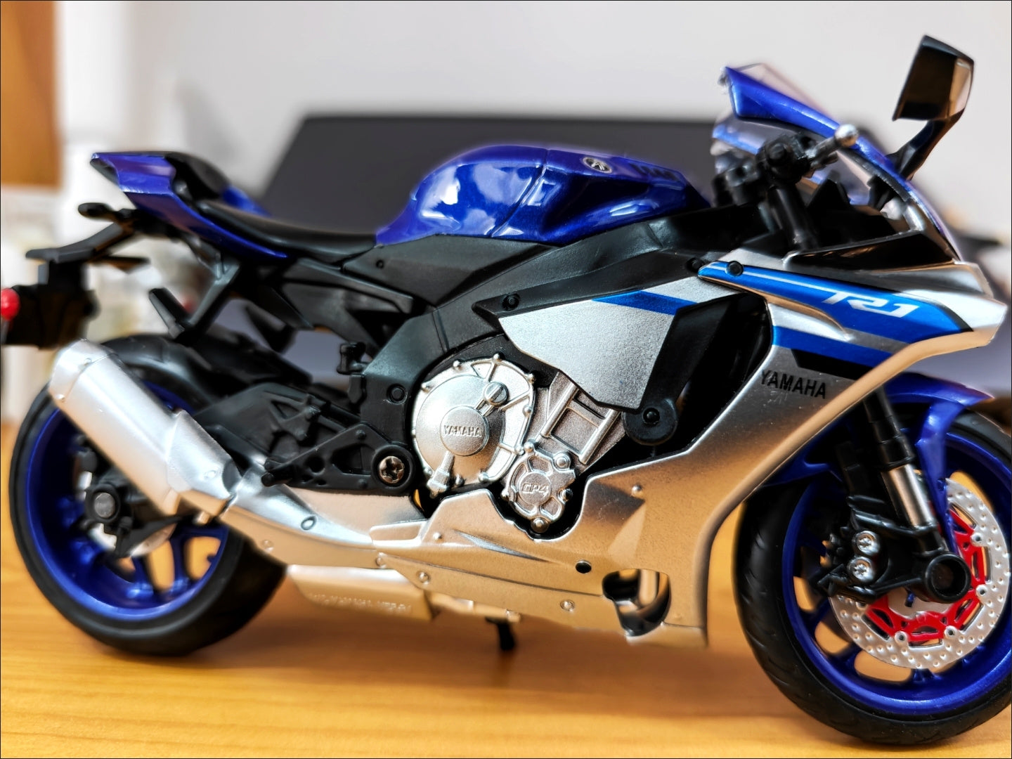 CCA 1:12 Yamaha YZF-R1 Yamaha Official Licensed Diecast Model Bike - Real photo 8