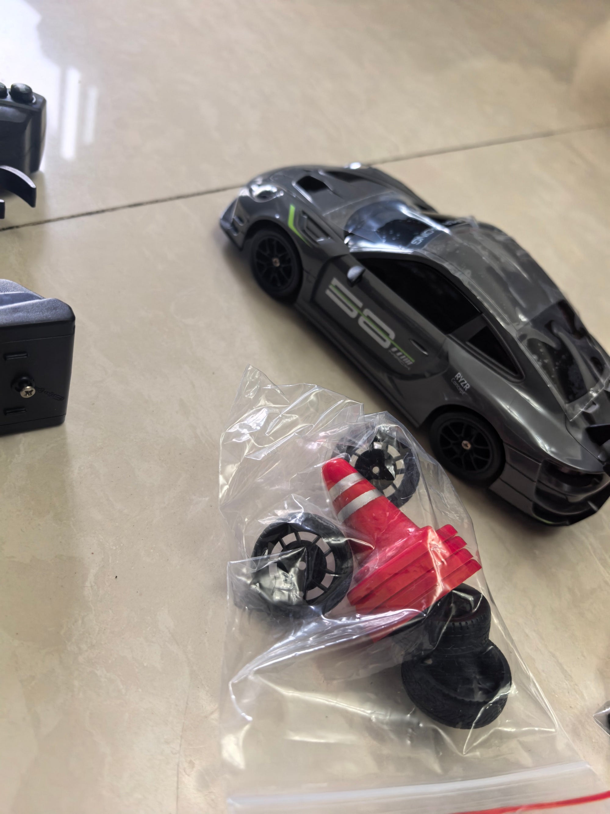 Porsche 911 GT3 RS 4WD RC Drift Car With Tires & Traffic Cones - Real photo 5