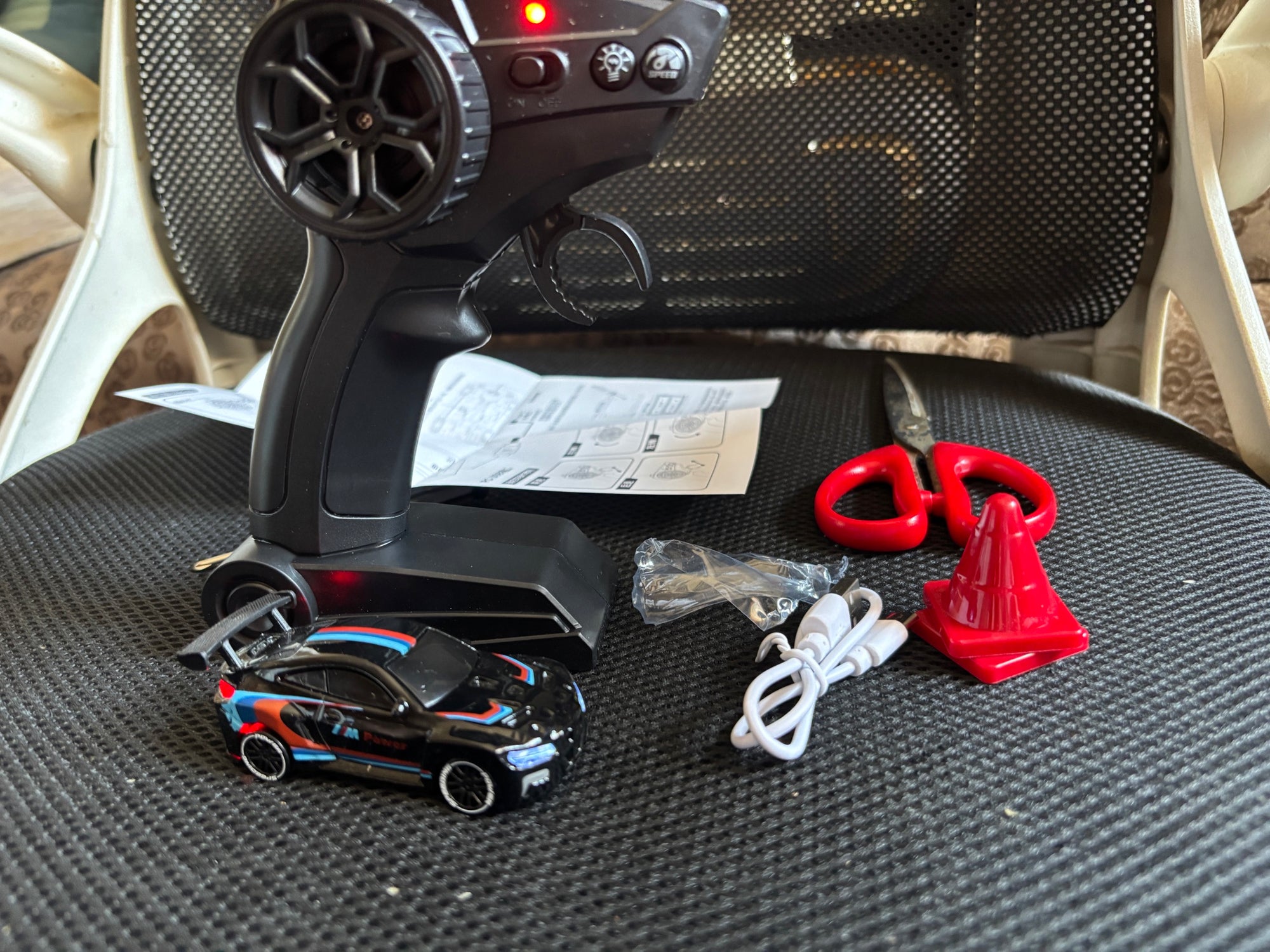 1:64 Alloy 4WD Metal Desktop Drift Car With Accessories - Real photo 3