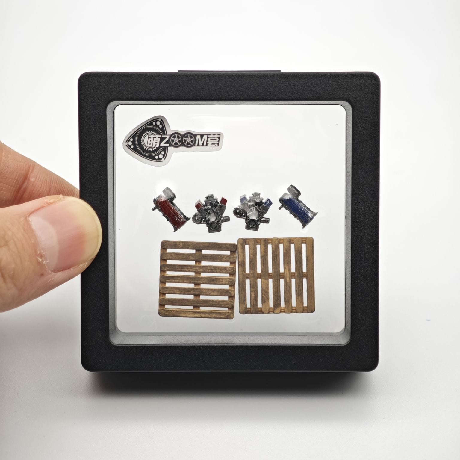 1/64 Scale V8 And L6 Engine Set: 4 Engines & 2 Pallets