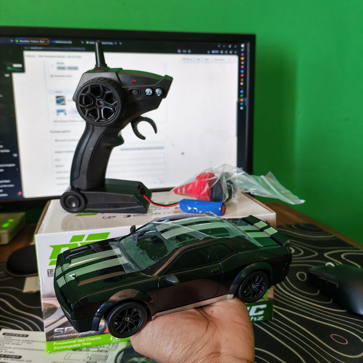 Dodge Challenger SRT Hellcat 2.4GHz RC Drift Racing Car - Real photo 1