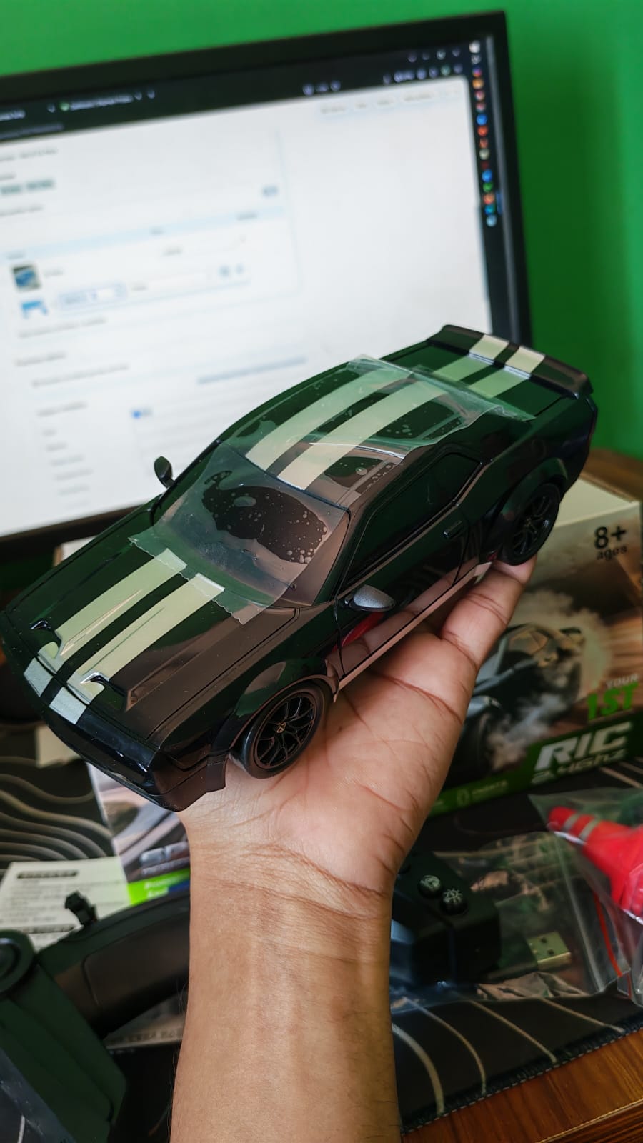 Dodge Challenger SRT Hellcat 2.4GHz RC Drift Racing Car - Real photo 2