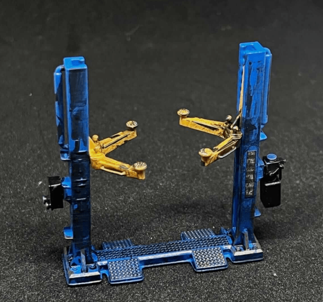Distressed Look Two-Post Car Lift For Diorama - Blue