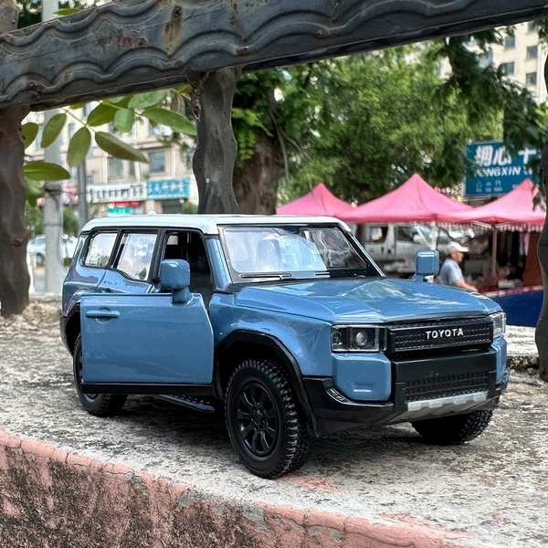 1:32 Toyota Land Cruiser Diecast Car Door Opened