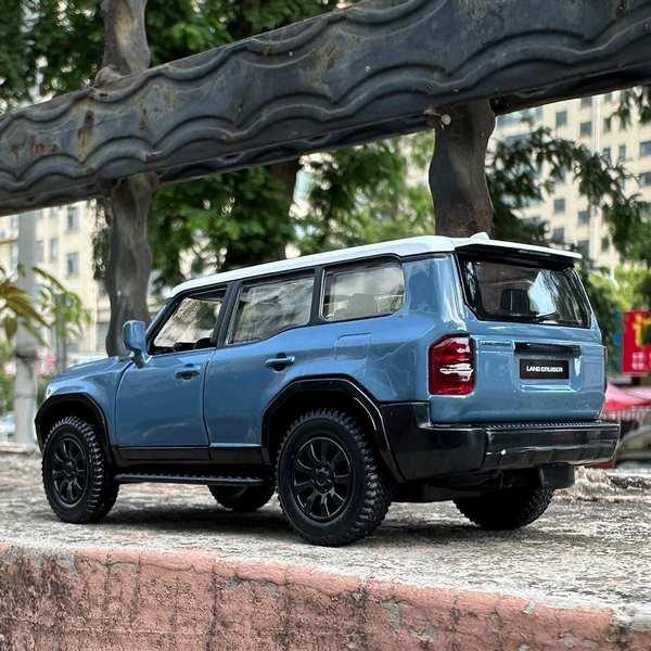 1:32 Toyota Land Cruiser Diecast Car